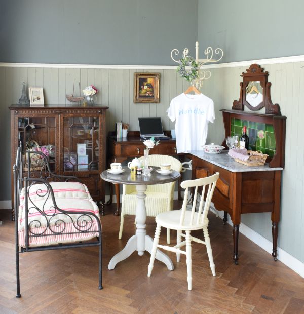フランスアンティーク調の可愛い家具、シャビーシックなティーテーブル