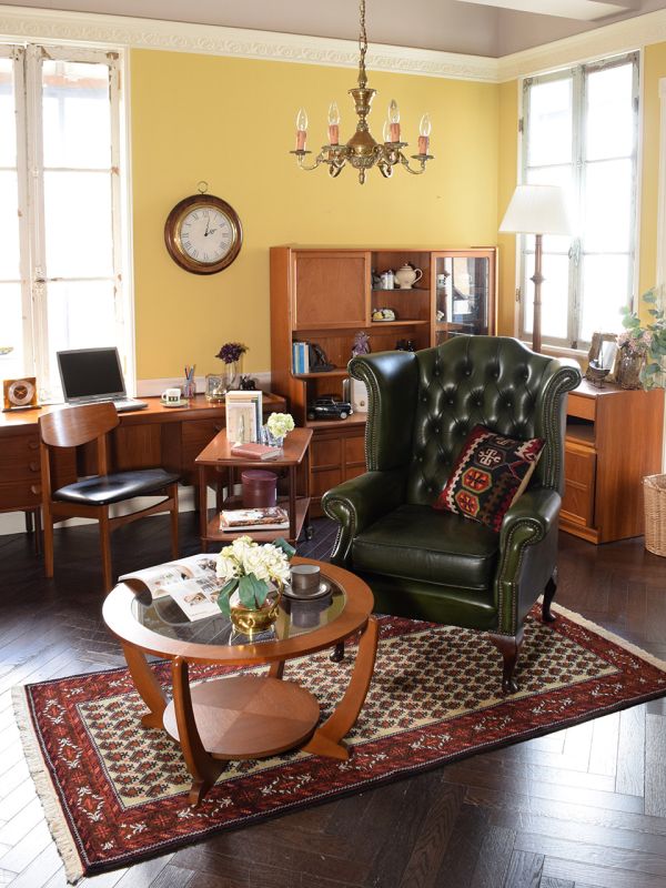 キラッと輝くゴールドの装飾×木製のアンティーク風掛け時計(n8-070