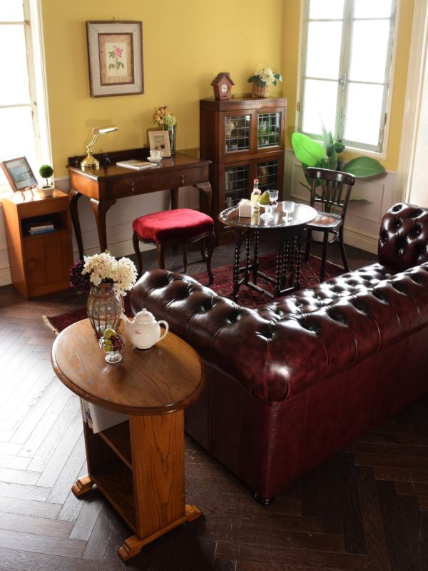 英国アンティーク調の3人掛けのソファ、赤い革張りがカッコいい