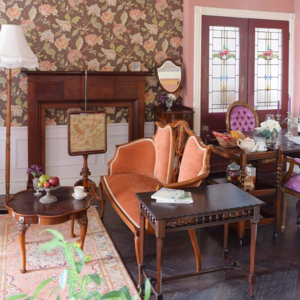 ピンク色の可愛いペルシャ絨毯、フラワーデザインのタブリーズ50Rの