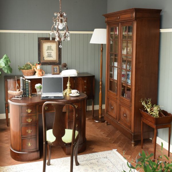 キドニー型のおしゃれなアンティークの書斎机、イギリスから届いた