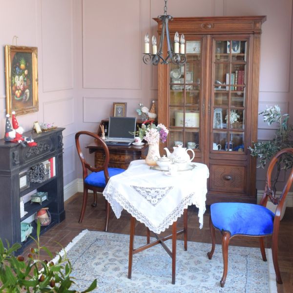 フランスで見つけたアンティーククロス、お花のカットワークが