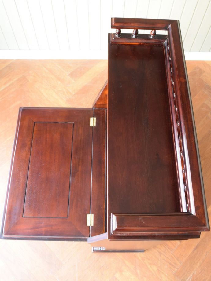 アンティーク風のおしゃれなデスク、マホガニー材のライティング