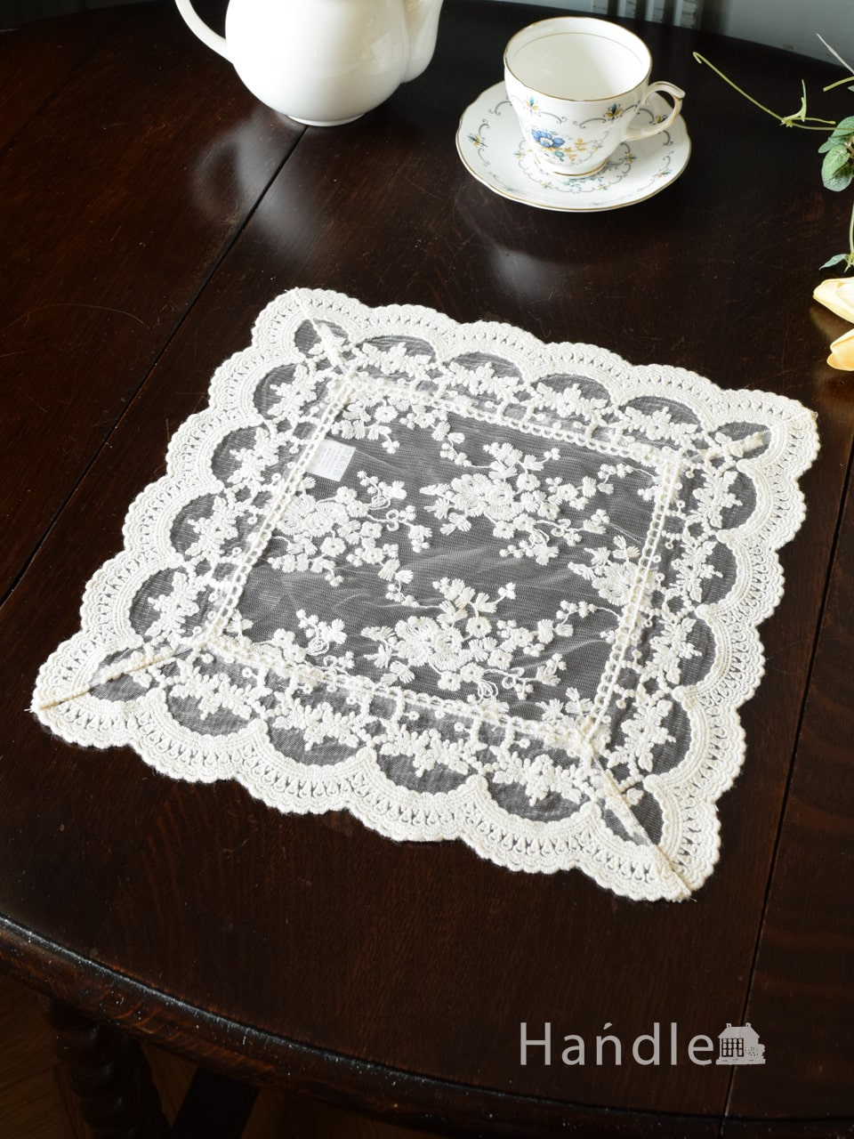 フランスアンティーク風のドイリー、手刺繍風のレースが華やかな