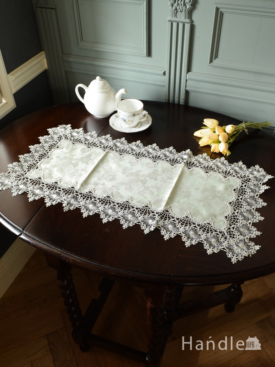 フレンチアンティーク調のテーブルランナー、手刺繍風の華やかなレース