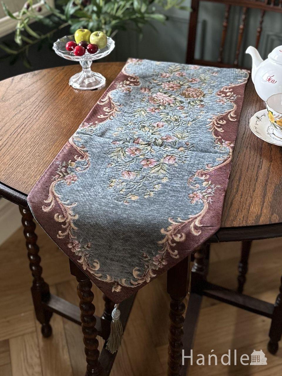 プチポワン調のおしゃれなクッションカバー、花柄の刺繍が華やかな赤い