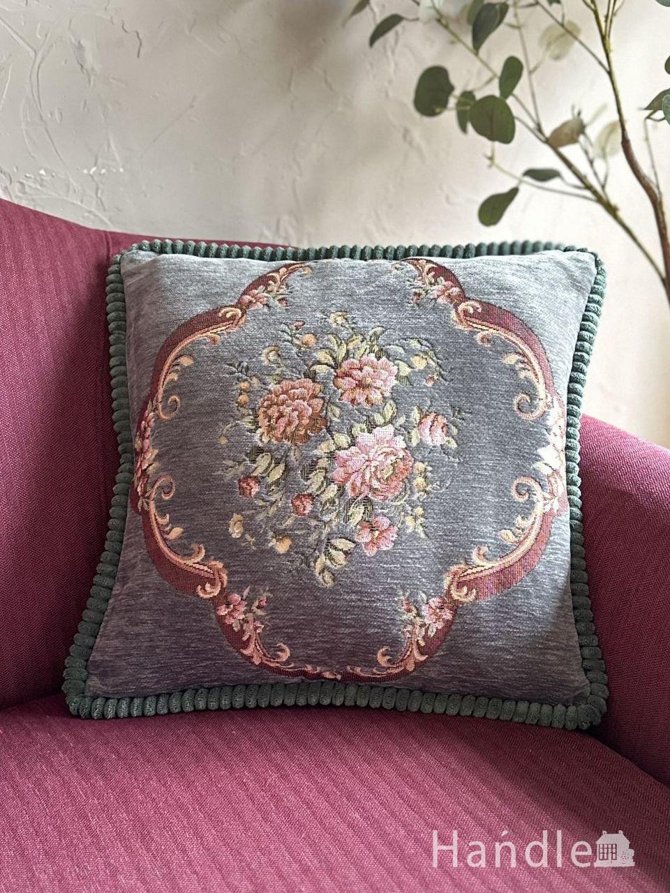 プチポワン調のおしゃれなシートクッション、花柄の刺繍が華やかな