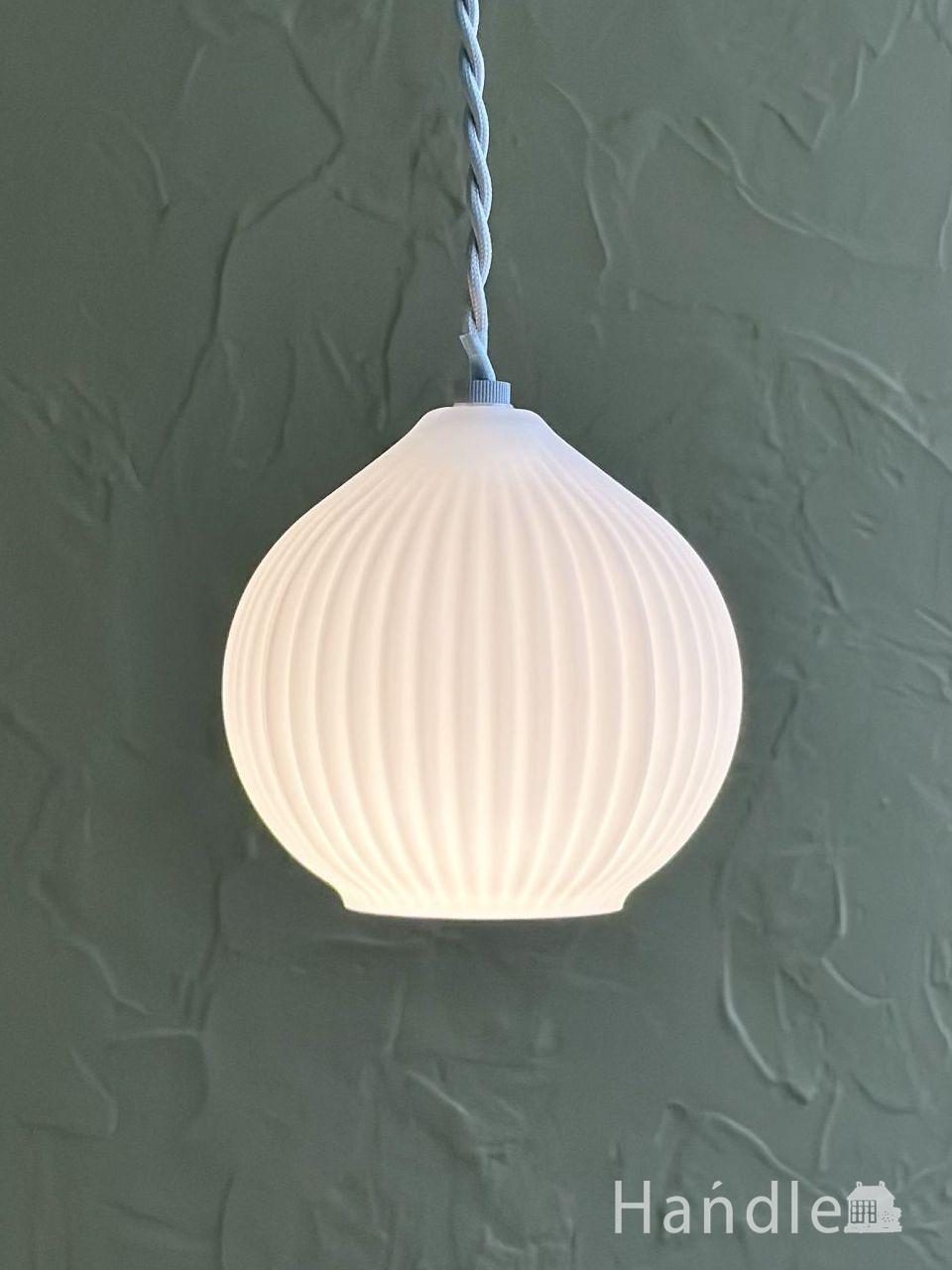 たまねぎの形が可愛い北欧スタイルの照明、白いガラスシェードの