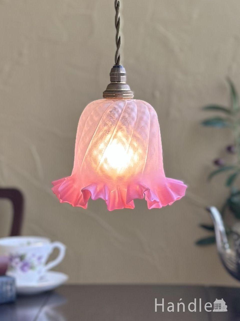 ピンク色のフリルがとってもキュートな照明、アンティークガラスの