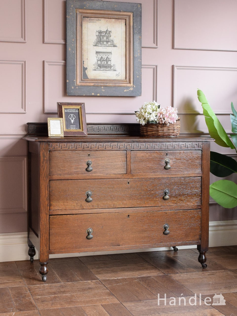 英国アンティークのおしゃれなタンス、長い猫足の美しいトールボーイ