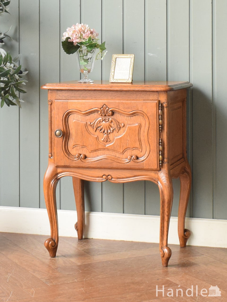 フランスアンティークのサイドキャビネット、猫足が美しいおしゃれな