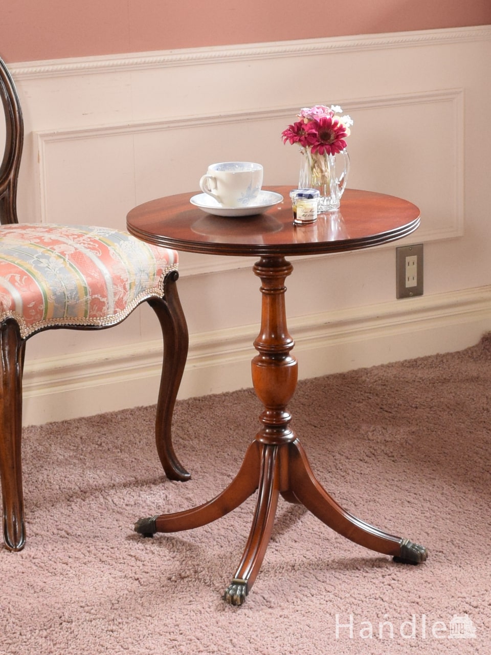 イギリスのアンティークテーブル、杢目の美しいアンティークのサイド