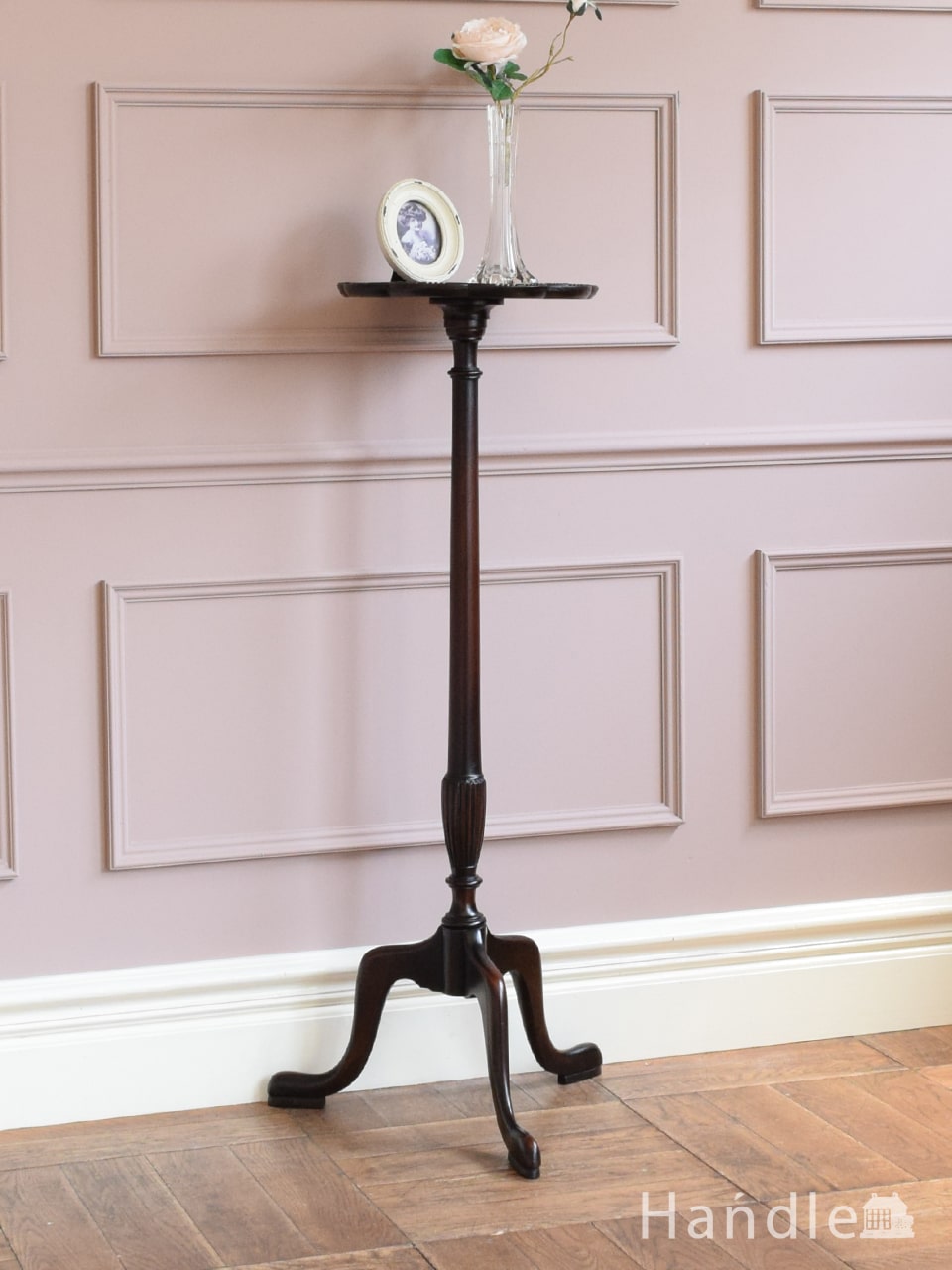 英国で見つけたおしゃれなアンティークの花台、トライポット足の