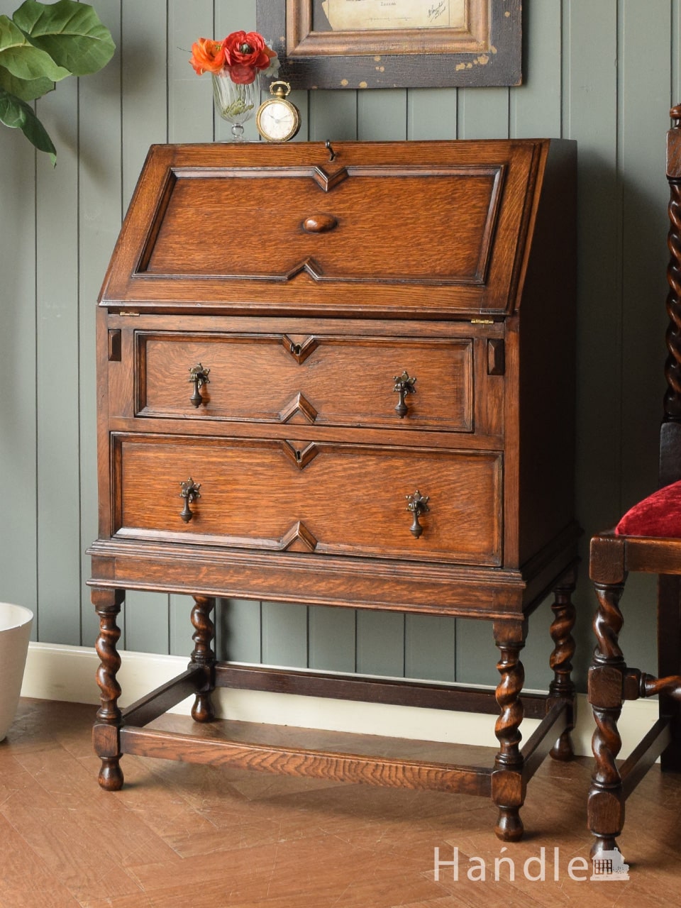 英国アンティークの書斎机、長い猫脚のライティングビューロー(i-035-f