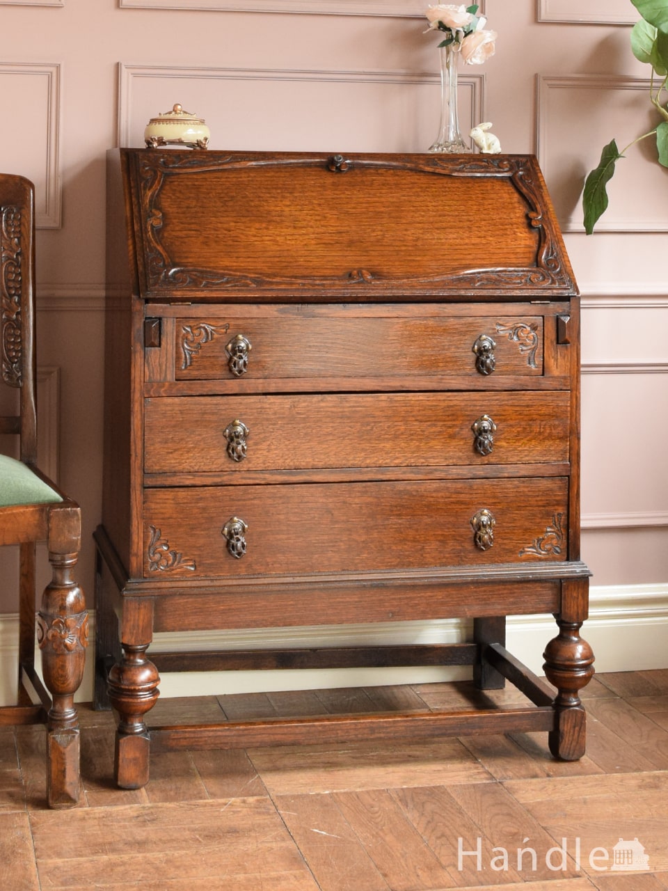 彫刻が美しいライティングビューロー、 英国アンティークの収納付き