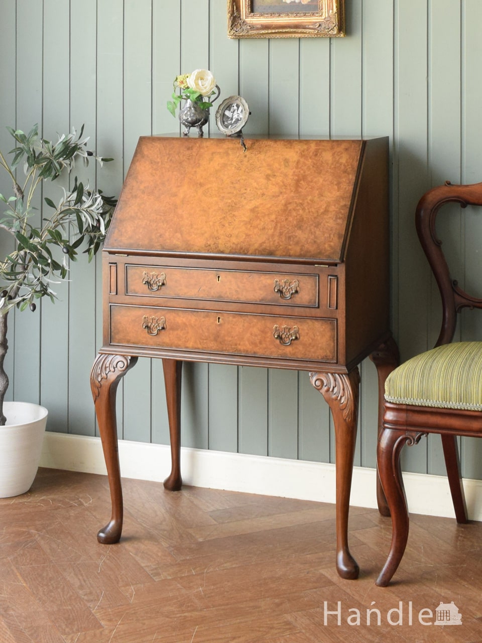 リネンフォールドが美しいライティングビューロー、イギリスから届いた