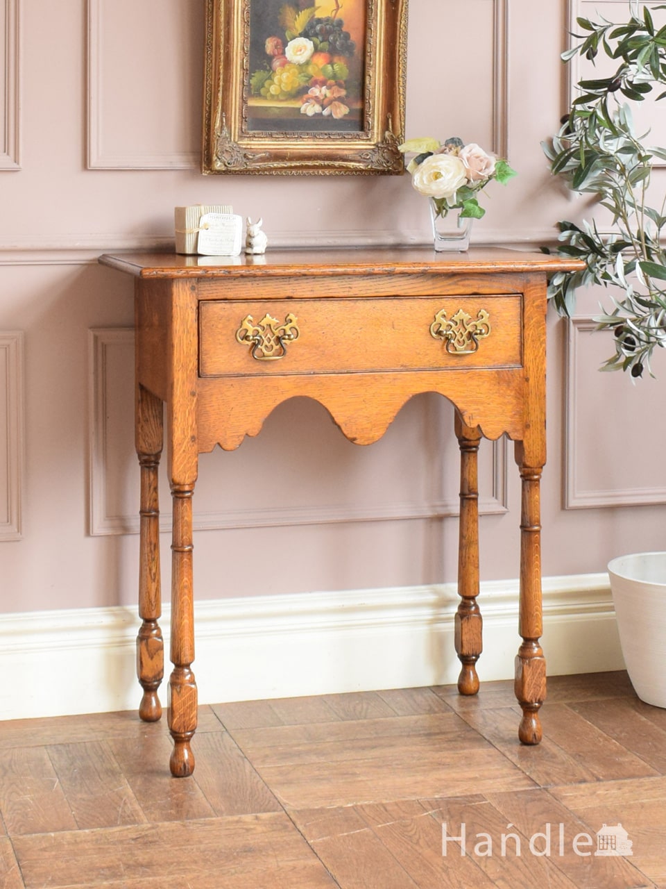 英国から届いたおしゃれなアンティーク飾り台、ハーフムーン型の美しい