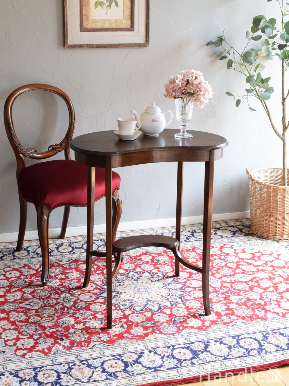 豆の形をした天板が可愛いアンティークテーブル、美しいテーパード