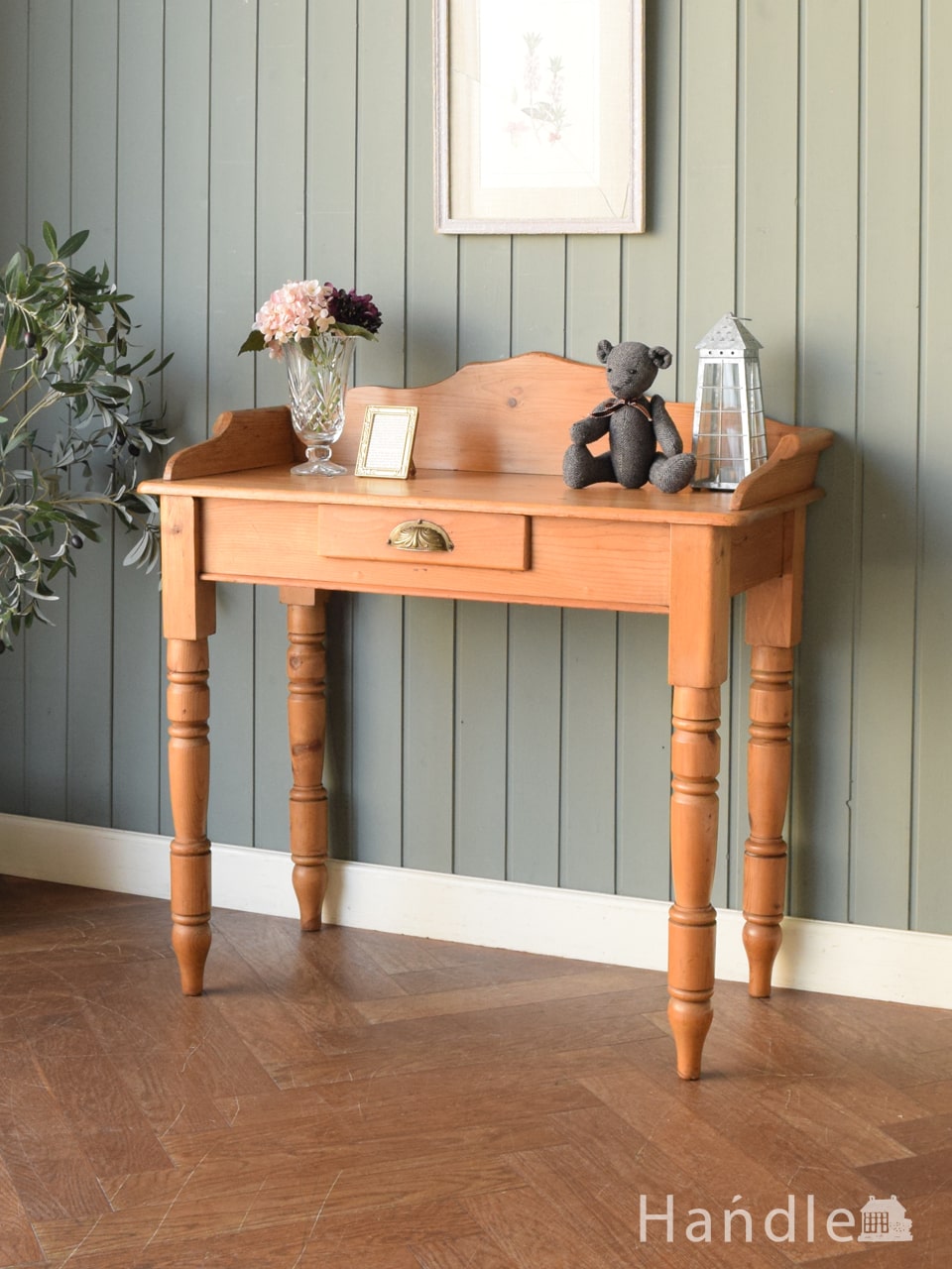 ヴィンテージの北欧インテリア、半月型のコンソールテーブル（サイド