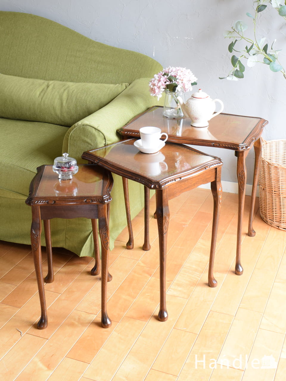 イギリスで見つけたアンティークの家具、英国らしい彫がカッコいい