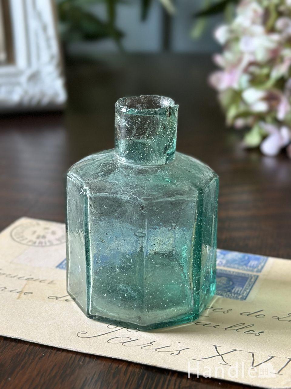 イギリスから届いたアンティークのガラス瓶、丸い形の大きめインク