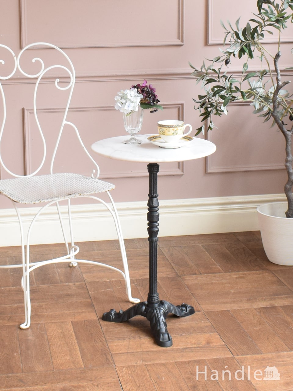 アンティーク調のガーデンテーブル、アイアン脚の曲線が可愛い