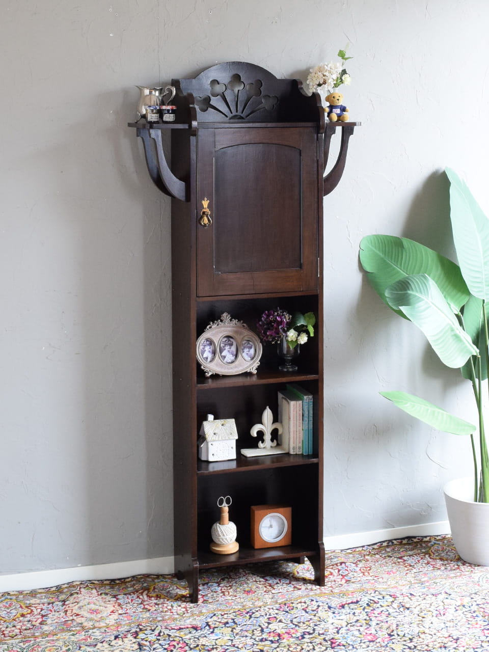 フランスの白いアンティーク家具、シャビーシックな雰囲気のオープン