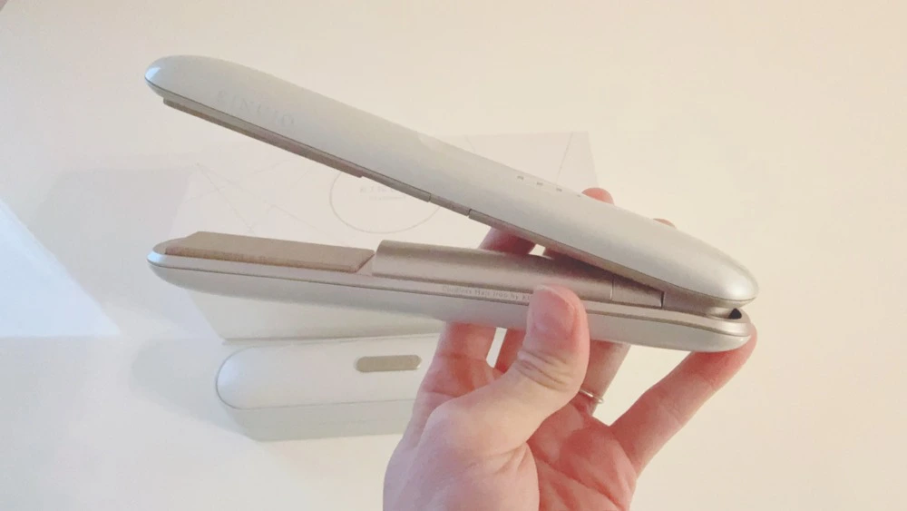 絹女の新作コードレスヘアアイロンを口コミ評価！旧作との違いも美容師