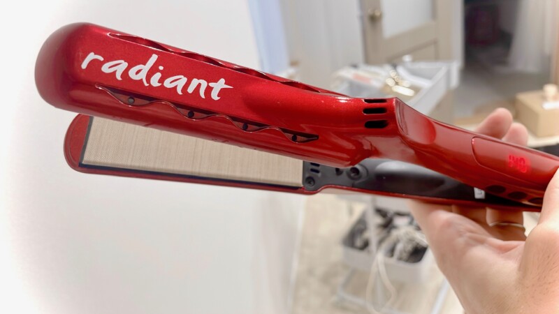美容師が愛用】ストレートアイロンのラディアントの口コミは？おすすめ