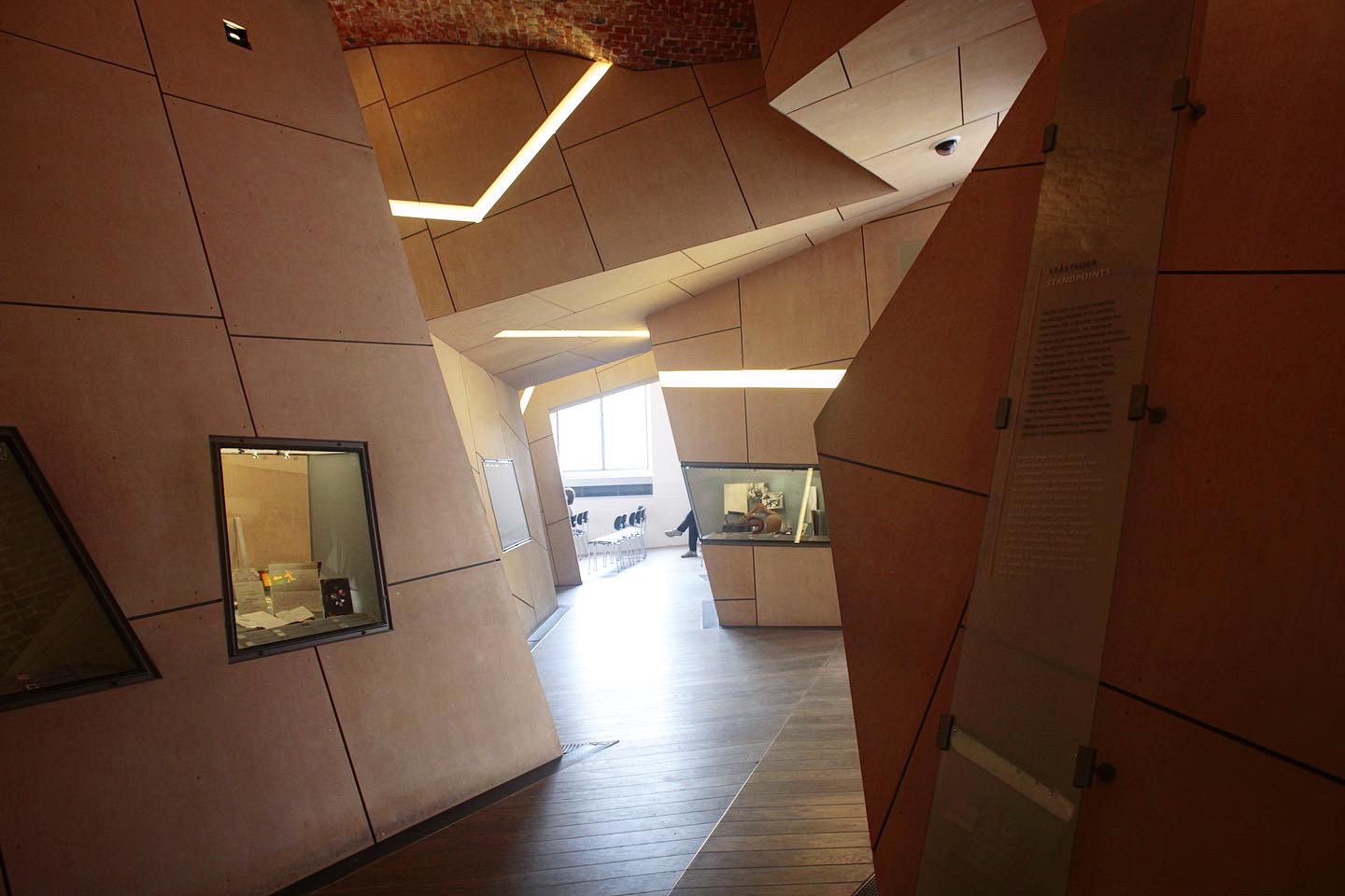 ダニエル・リベスキンドによる脱構築主義のインテリアが美しい