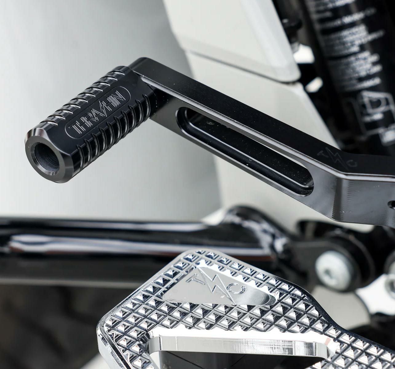 スポーツスター Thrashin（スラッシン） フットペグ｜ハーレーカスタム