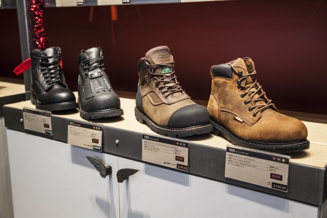 ブルーワーカーたちの譲れないスタイルは、足下にあり。 命がけの仕事