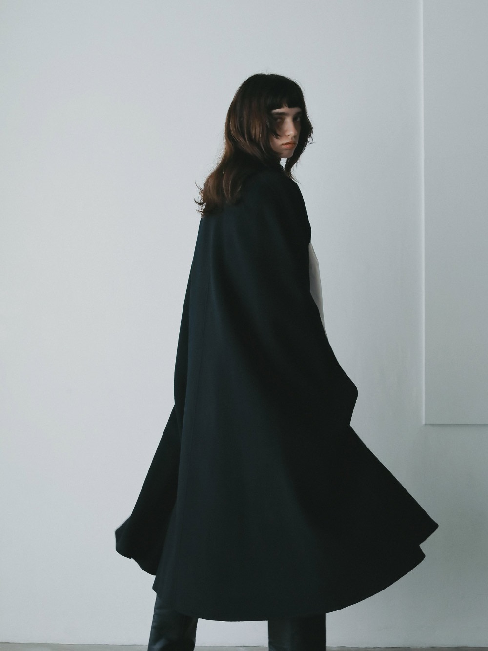 カシミヤブレンドロングケープ | Coat | HER. Online Store