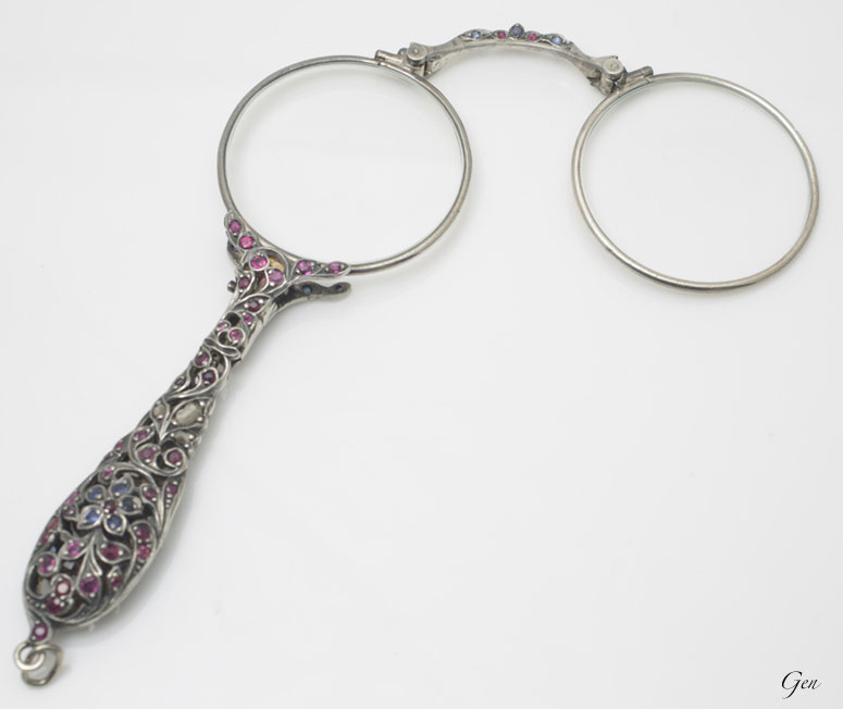 スウェーデンのマザーオブパールと彫金がオシャレなアンティークの