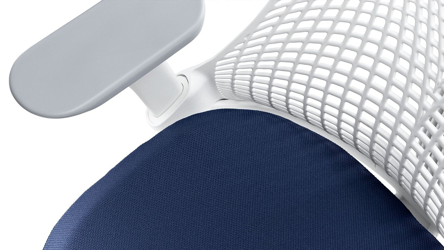 セイルチェア - ブラックフレーム/ポリッシュドベース | ハーマン