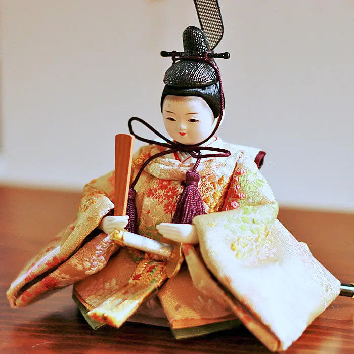 A miniature, retractable doll with a lovely face [Komachi
