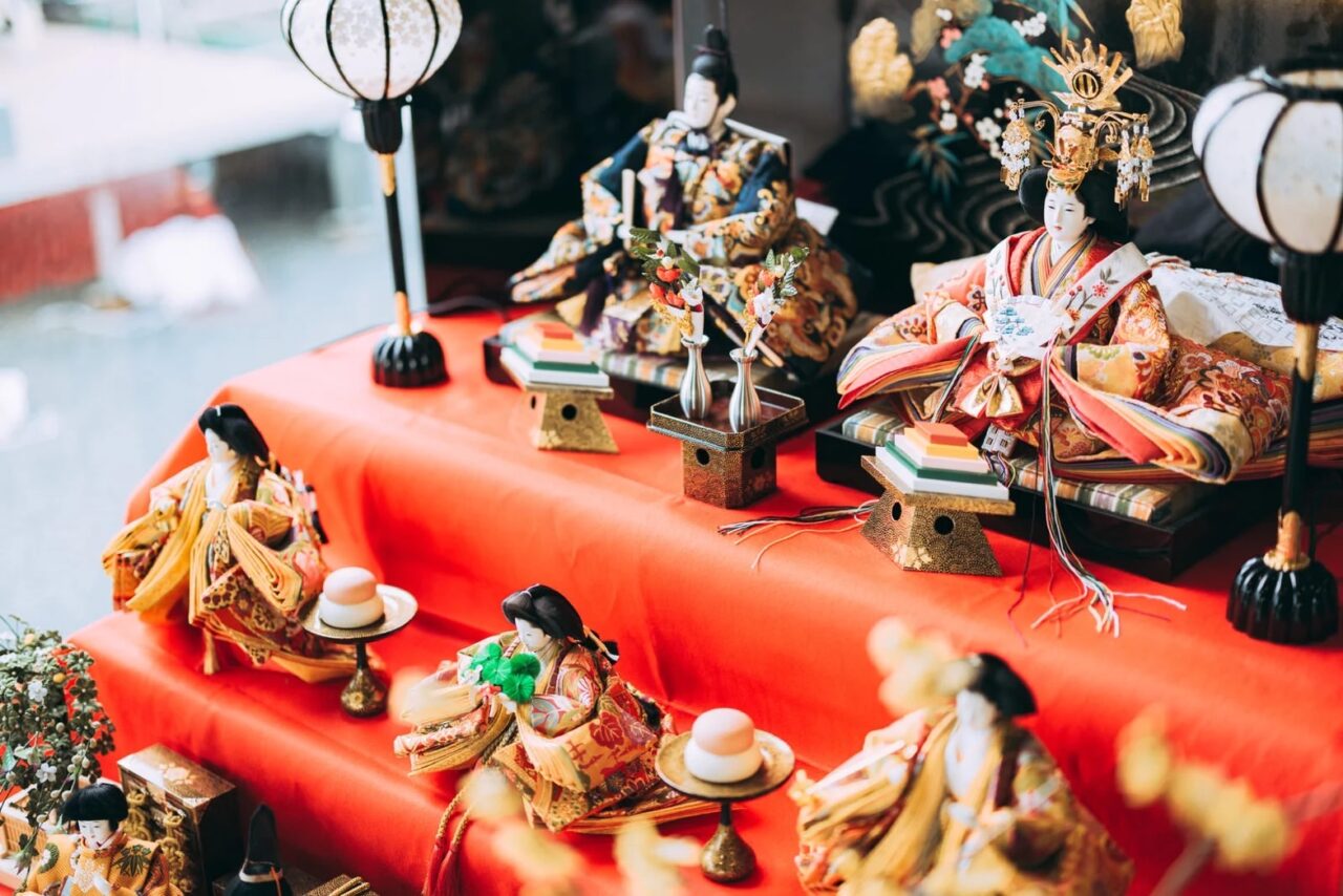 東大阪市】様々な時代の雛人形の展示や、陶芸家の作品、陶芸教室で製作