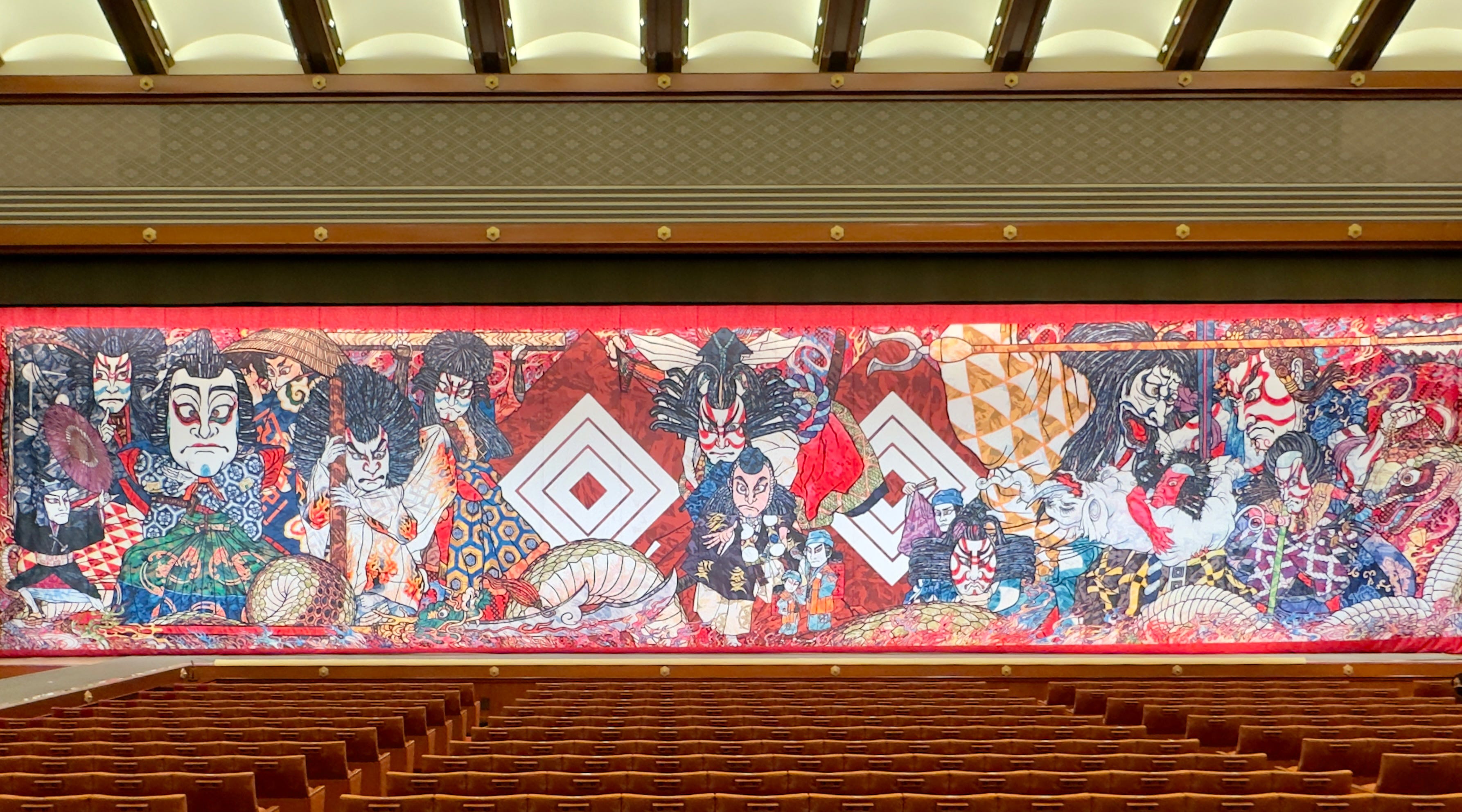 十三代目市川團十郎白猿の襲名を祝い、村上隆が「祝幕」を描いた