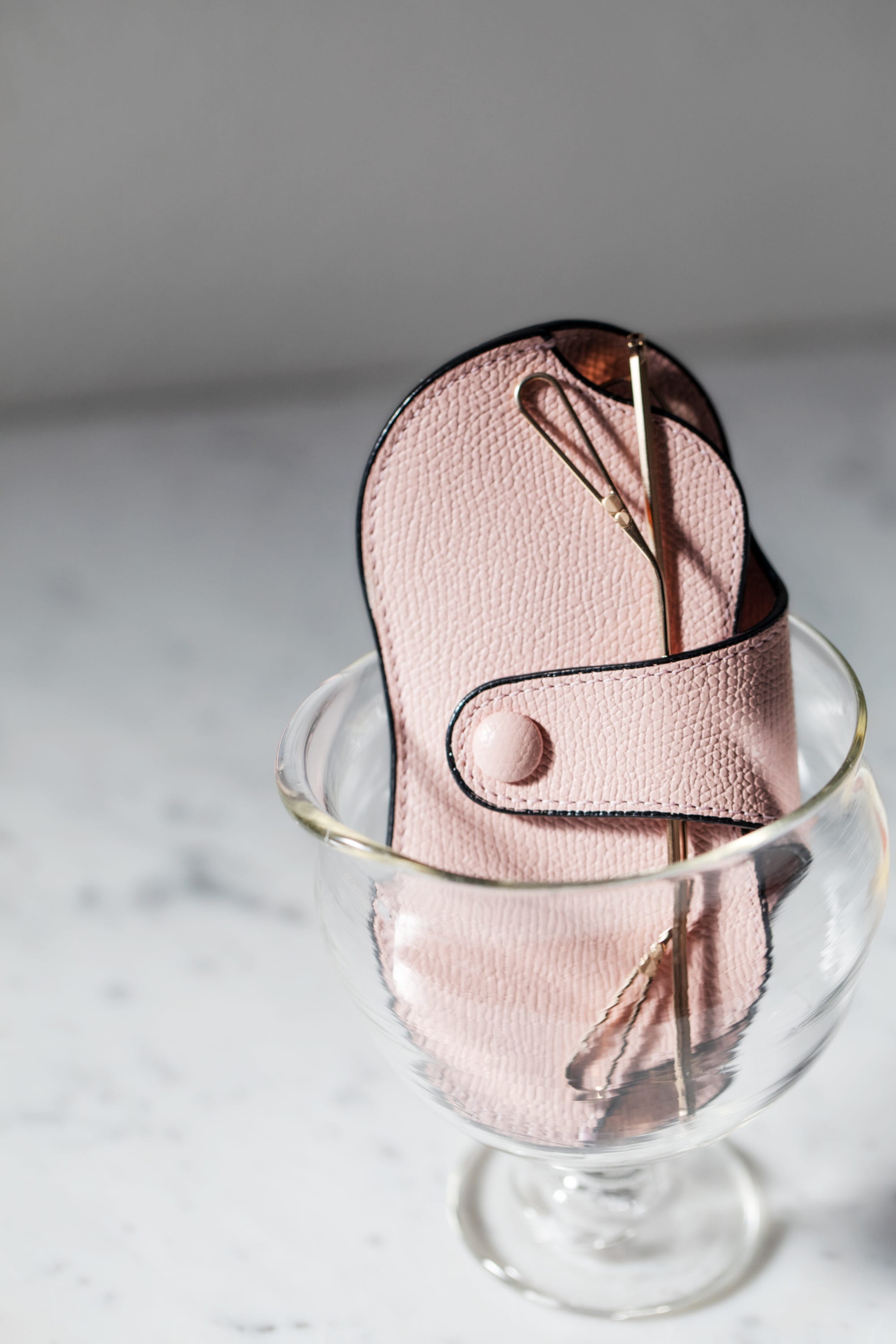 ヴァレクストラ」のメガネケース。憧れの名品と大人の階段を登る