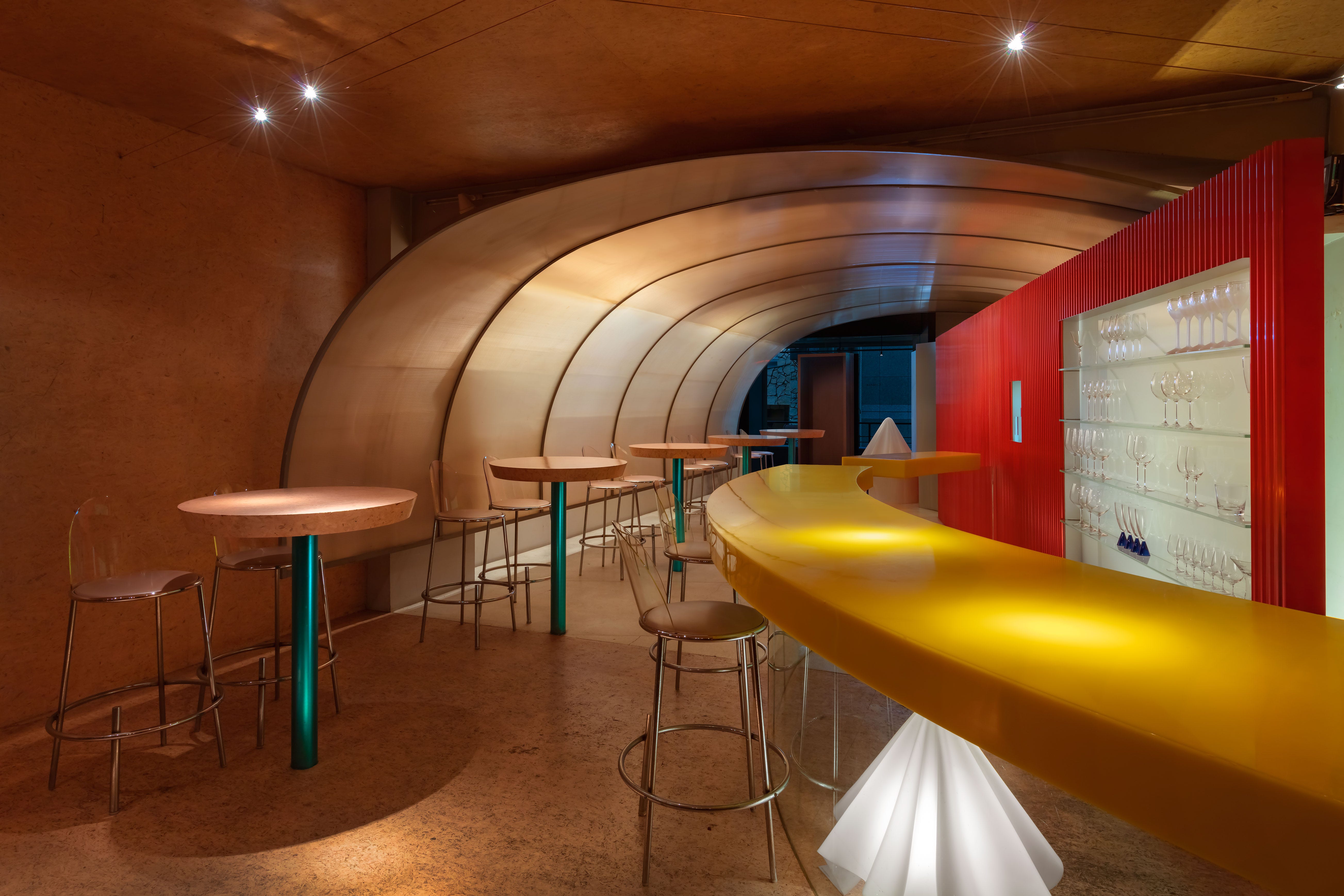 倉俣史朗デザイン、伝説のバー「COMBLÉ」（コンブレ）が復活！｜ELLE