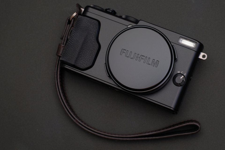 富士フイルムX70は「高画質」と「コンパクト」を両立する名機【レビュー】