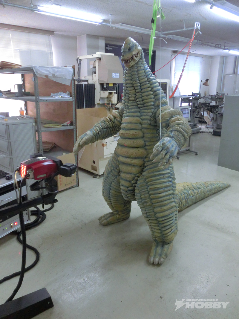 円谷プロが手掛ける「レッドキング」の巨大ソフビ人形 | 電撃ホビーウェブ