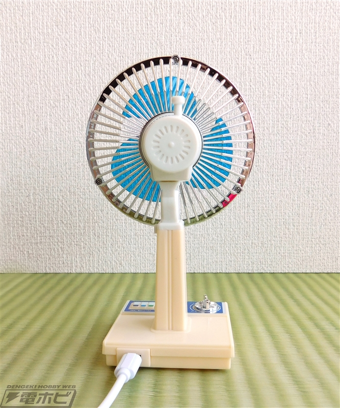 昭和の風を机の上で感じる！手のひらサイズのレトロなUSB扇風機が