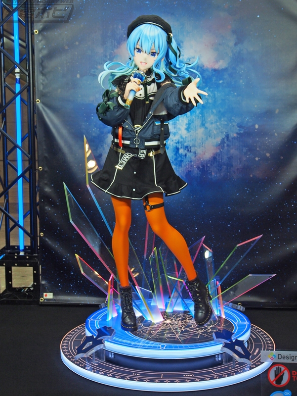 デザインココブースでは「ホロライブ」星街すいせいさんの等身大