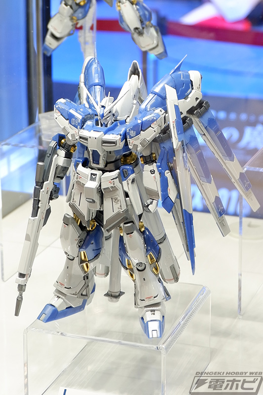 チタニウムフィニッシュの「RG Hi-νガンダム」と「MG ウイングガンダム