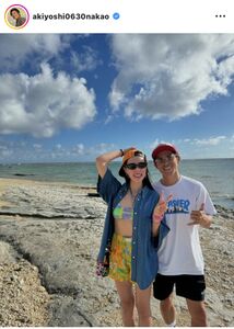 中尾明慶、海での夫婦ショット（トカゲくん撮影）を公開！ファン「腰に