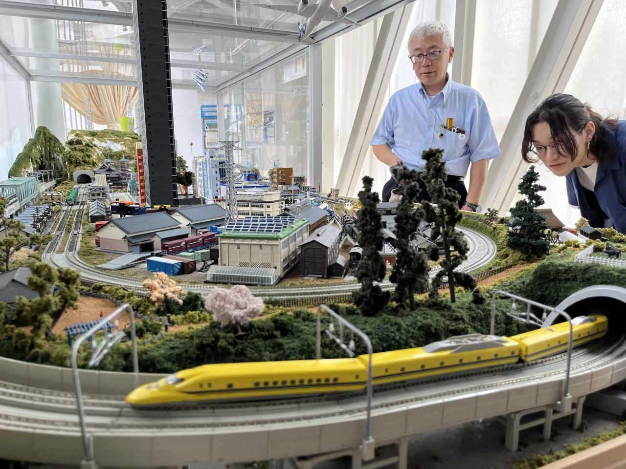 ジオラマにミニチュア列車 4年ぶりに走る 苫小牧緑ケ丘公園展望台