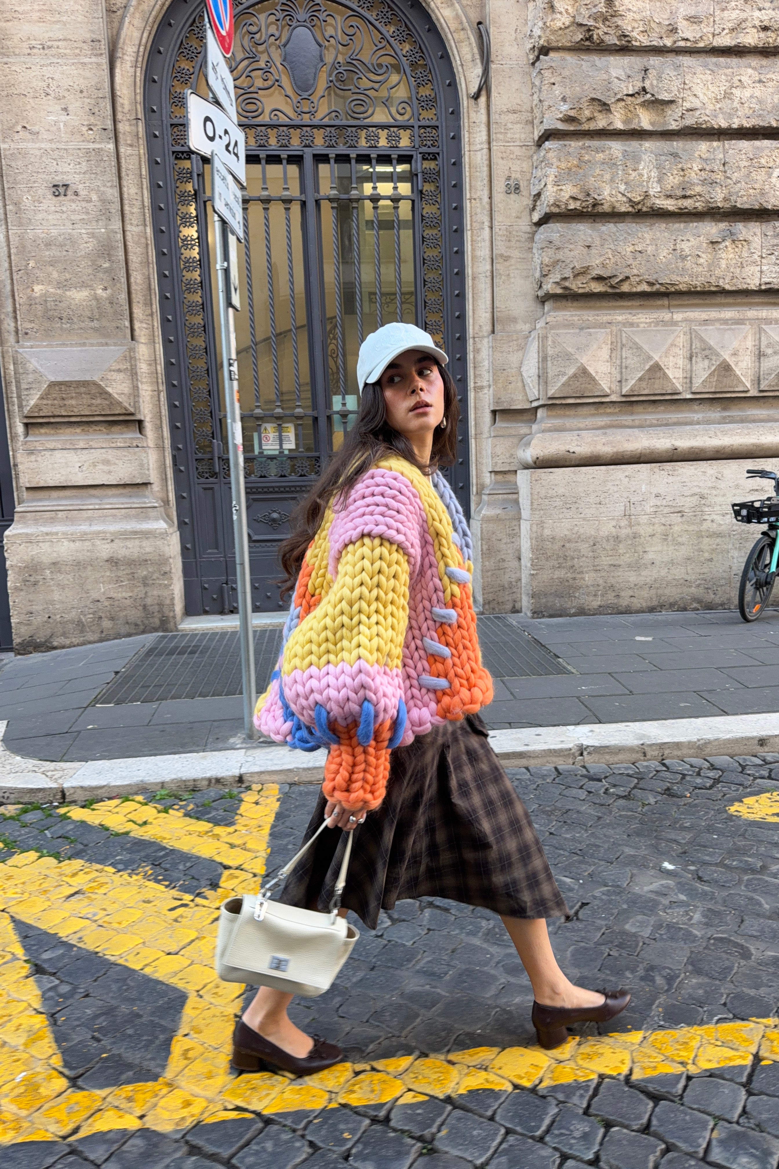 カラフルな巨大ニットカーディガン | ホープ・マコーレー – Hope Macaulay