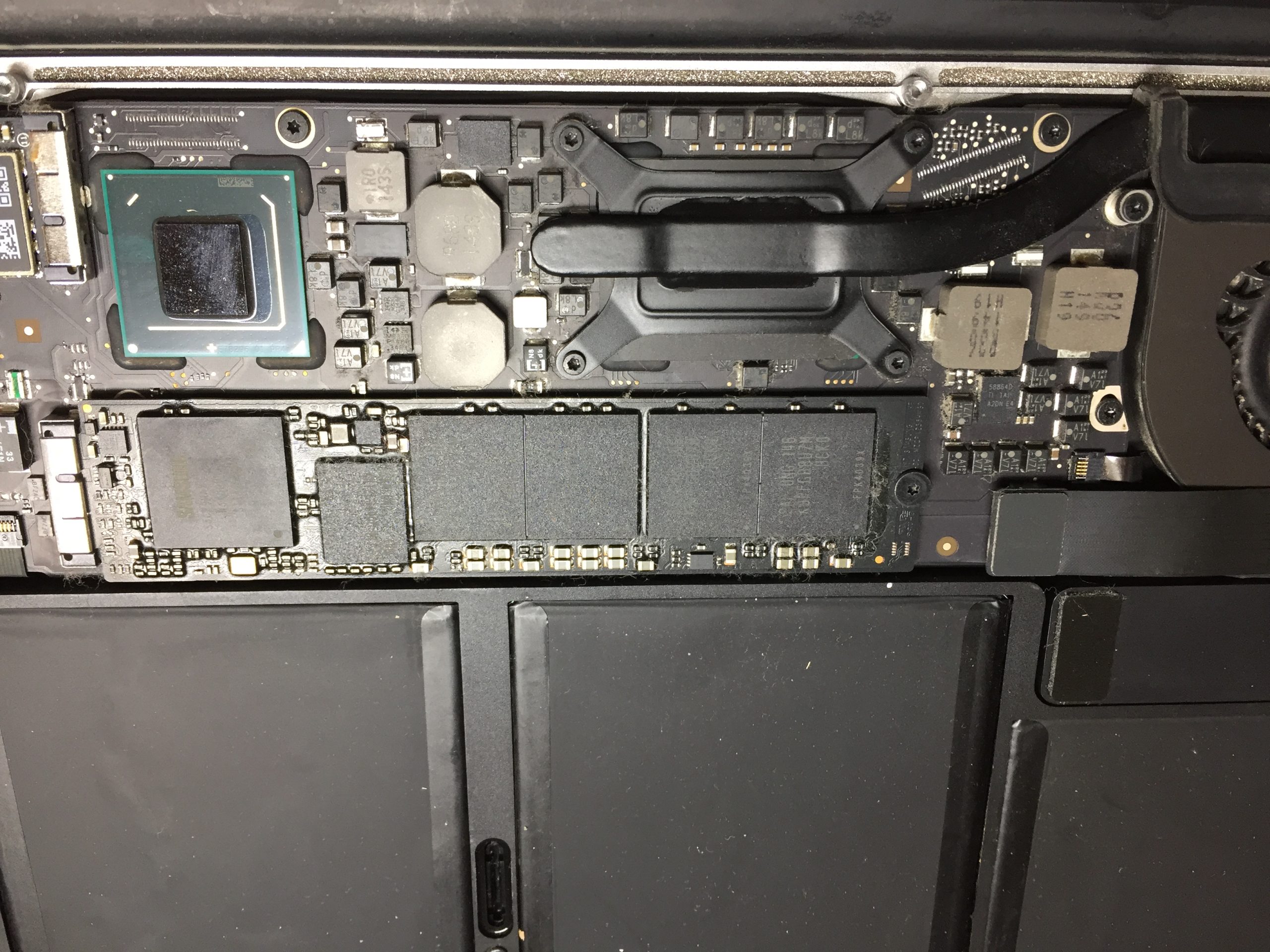 MacBook airの分解・壊れたSSD取外しと交換 ノートパソコン分解 A1369