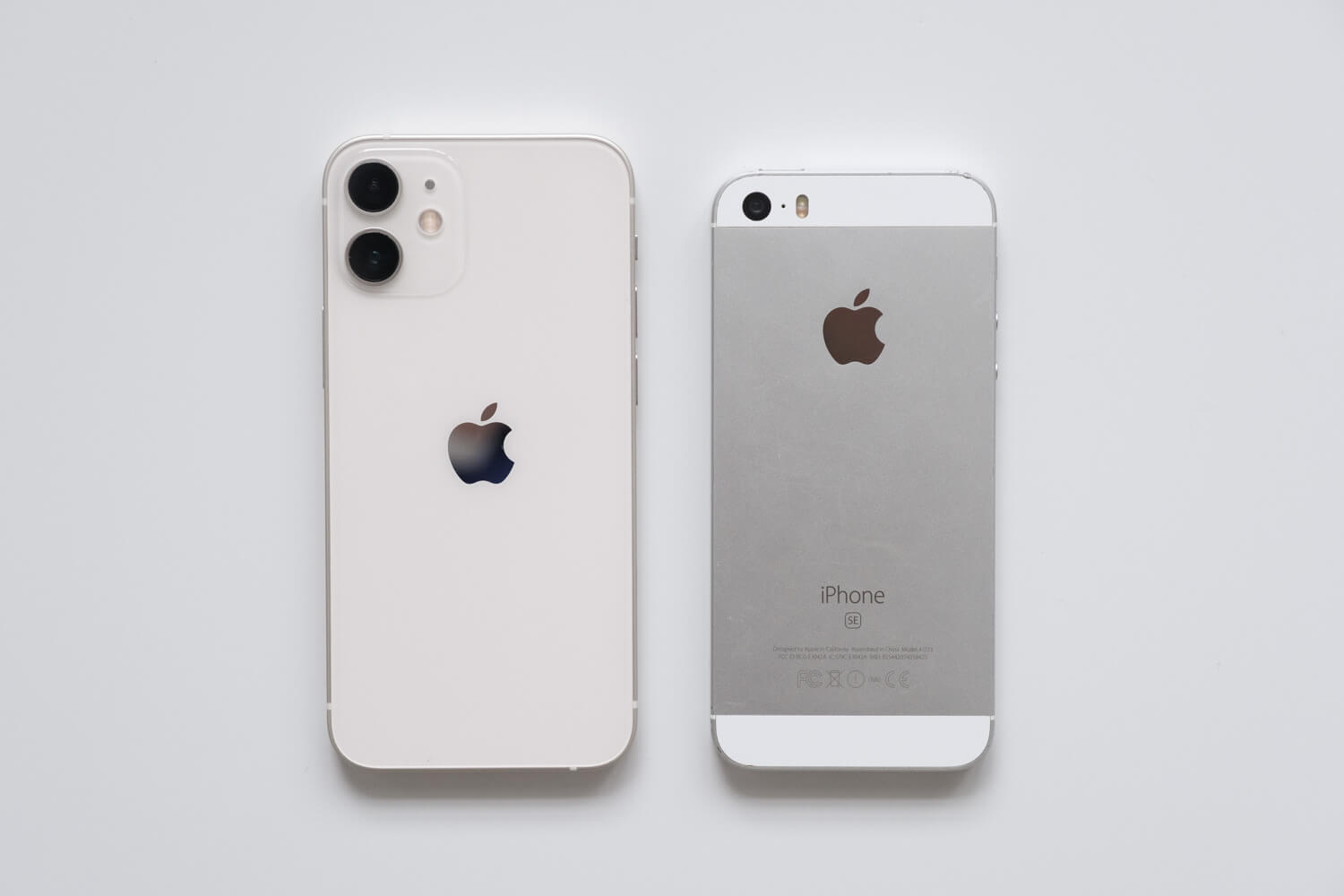 開封レビュー】iPhone 12 miniのホワイトは優しい色合いが魅力！小さく